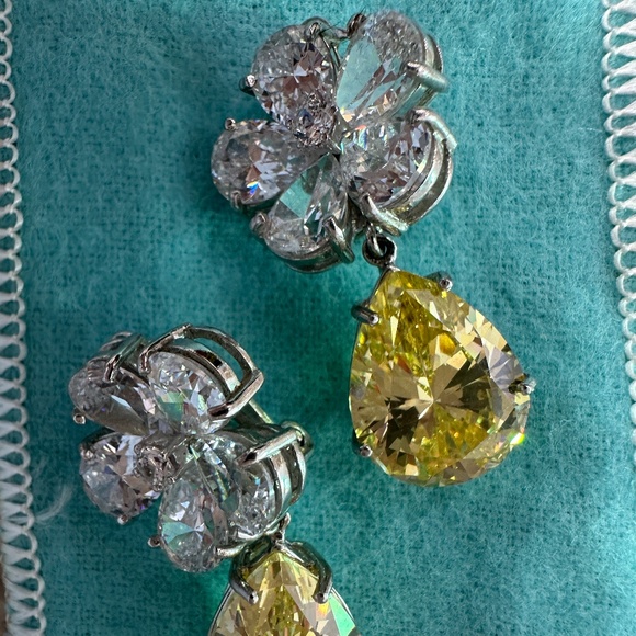 MAGNIFICENT COSTUME JEWELRY CLIP ON EARRINGS - Picture 4 of 12